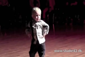 Junge tanzt