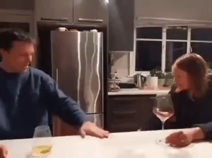 Hund räumt Gläser ab