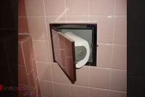 Lustige Toilettenhalterungen