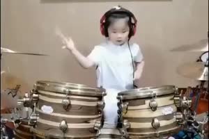 Kleine Schlagzeugerin