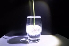 Pusteblume in ein Wasserglas tauchen