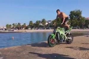 Salto über Lenker ins Wasser