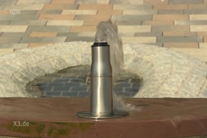 Realer Irrsinn- Penis-Brunnen vor katholischer Kirche
