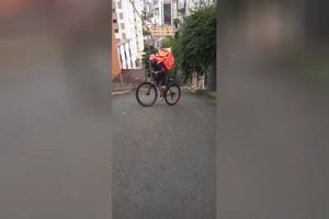 Pizzalieferung-ganz-oben-am-Berg.mp4 auf www.funpot.net