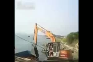 Excavator loading FAIL- Boat sinks while workers try to load