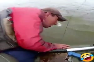 Er ist eine groe Hilfe beim Fischen