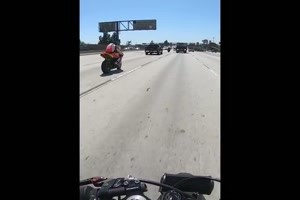 Motorradkette auf der Autobahn gerissen