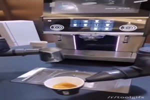 Roboter macht Kaffee