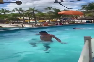 In-den-Wasserpark-gehen-ohne-schwimmen-zu-können.mp4 auf www.funpot.net
