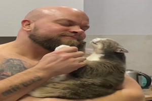 Ein Mann und seine Katze