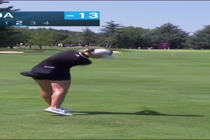 Frau nimmt Golfball weg