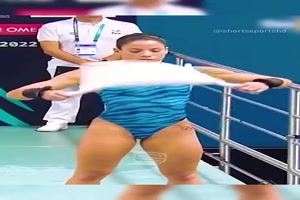 Lustige Szenen mit Frauen beim Sport