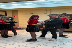 Die-kann-den-Kopf-weit-drehen.mp4 von you-and-i