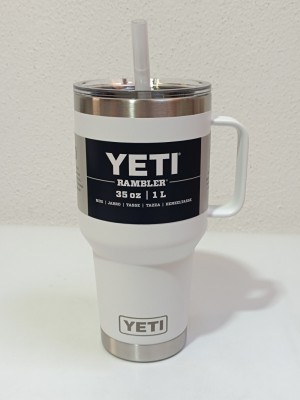 einen YETI Rambler mit Strohalm!