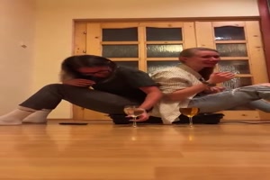 Die-Zwei-auf-der-R�ttelplatte.mp4 von Annelie-68