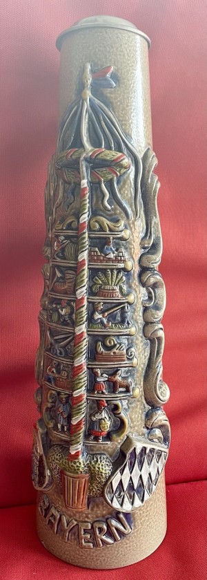 einen Bierkrug mit Maibaum Relief!