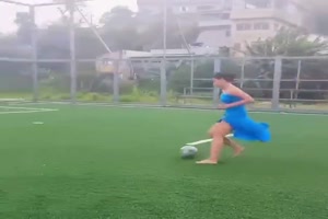 Diese-Frau-spielt-super-Fu�ball.mp4 von Brandon
