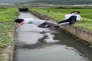 Den Ball aus dem Wasser holen
